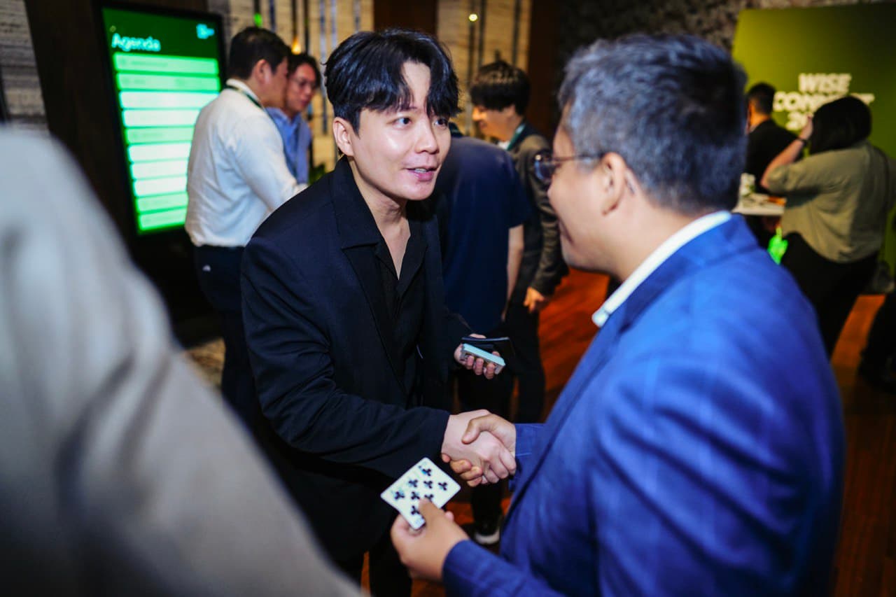 Roving Magicians for Corporate Event - Photo 4